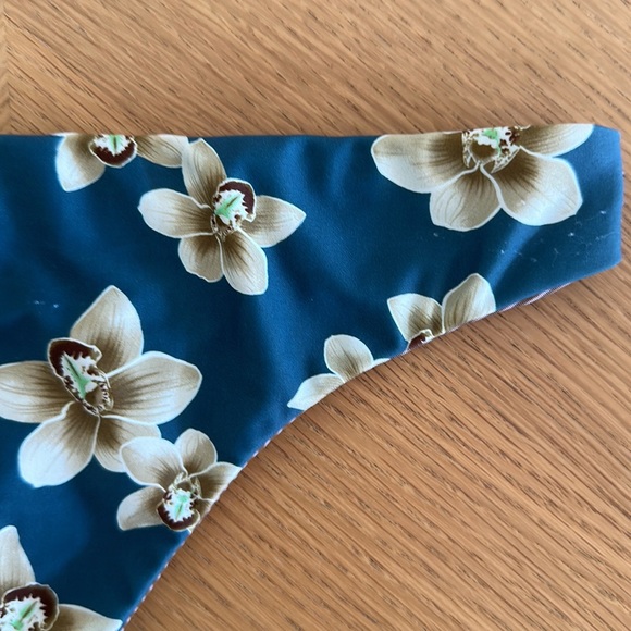 Acacia Rhodes top and Brazil bottoms in Tropics. Medium - Picture 4 of 5